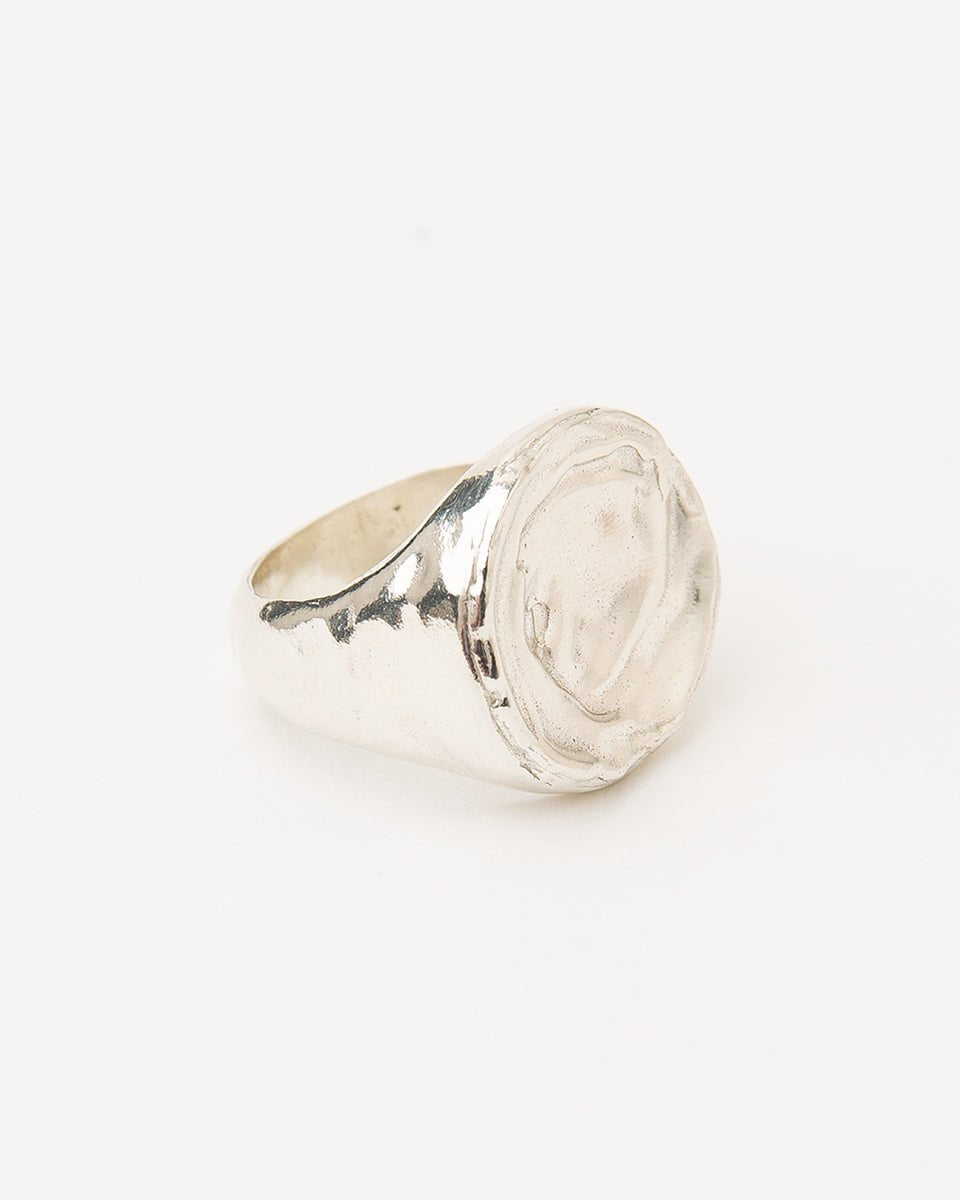 Carolina de Barros Jewellery Areia Round Signet ringv